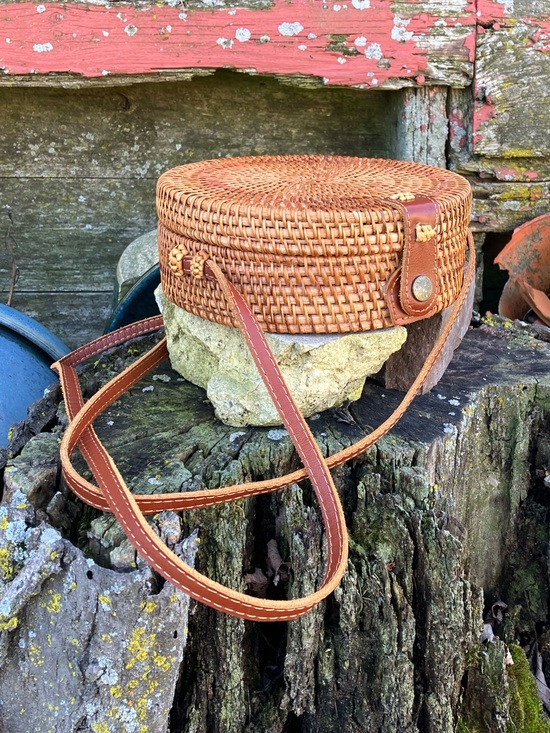Anthropologie Handbags - Anthropologie Summer Woven Round Rattan Crossbody Bag w/ Leather Straps